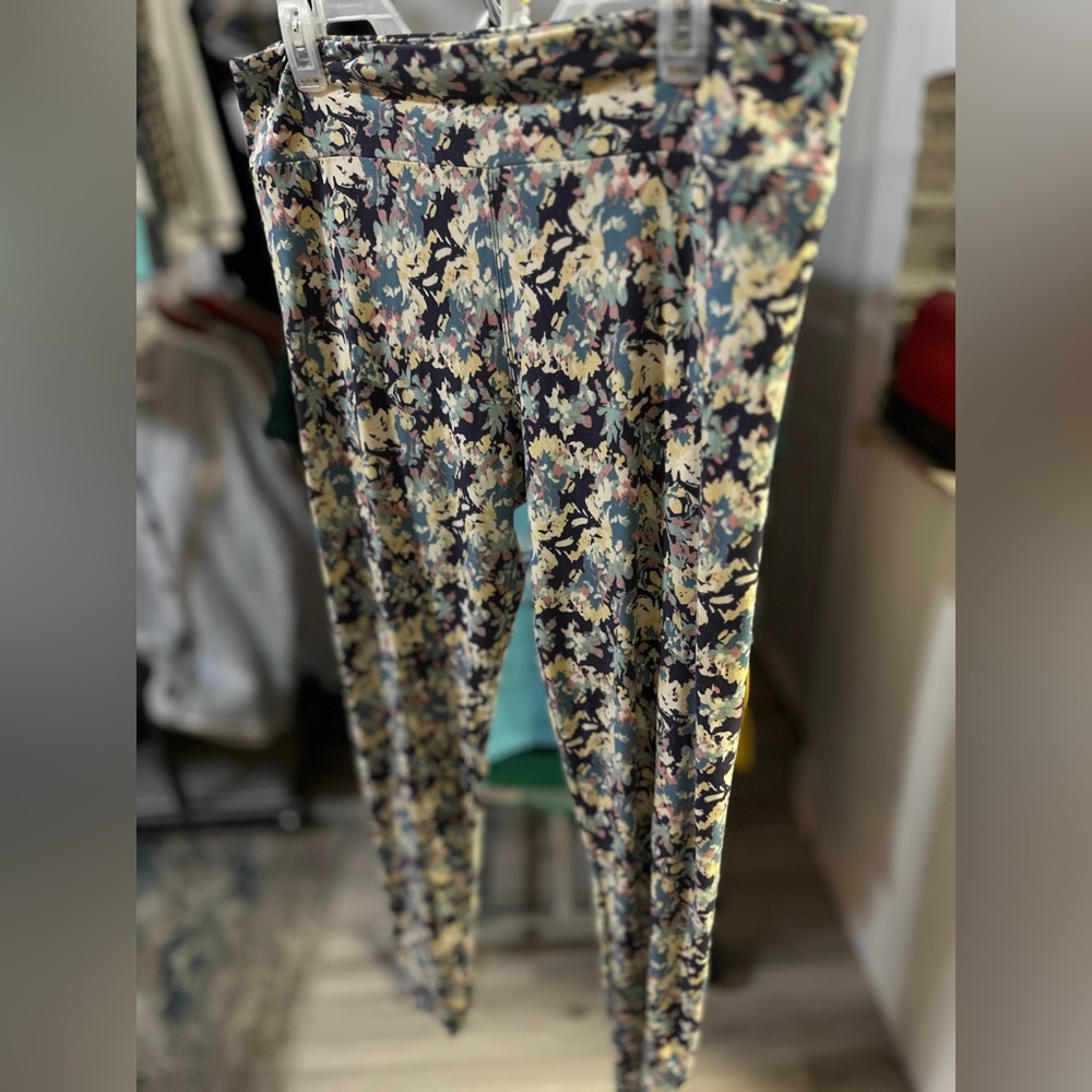 LuluRoe mutli colored leggings says tall and curvy. New